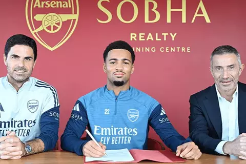 رسميًا.. أرسنال يعلن توقيع نوانيري على عقد طويل الأمد